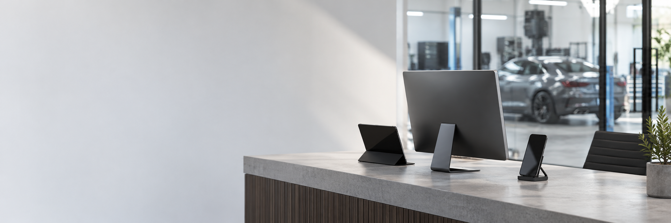 KI-generiertes illustratives Motiv: Moderner Arbeitsplatz mit Computer, Tablet und Smartphone.